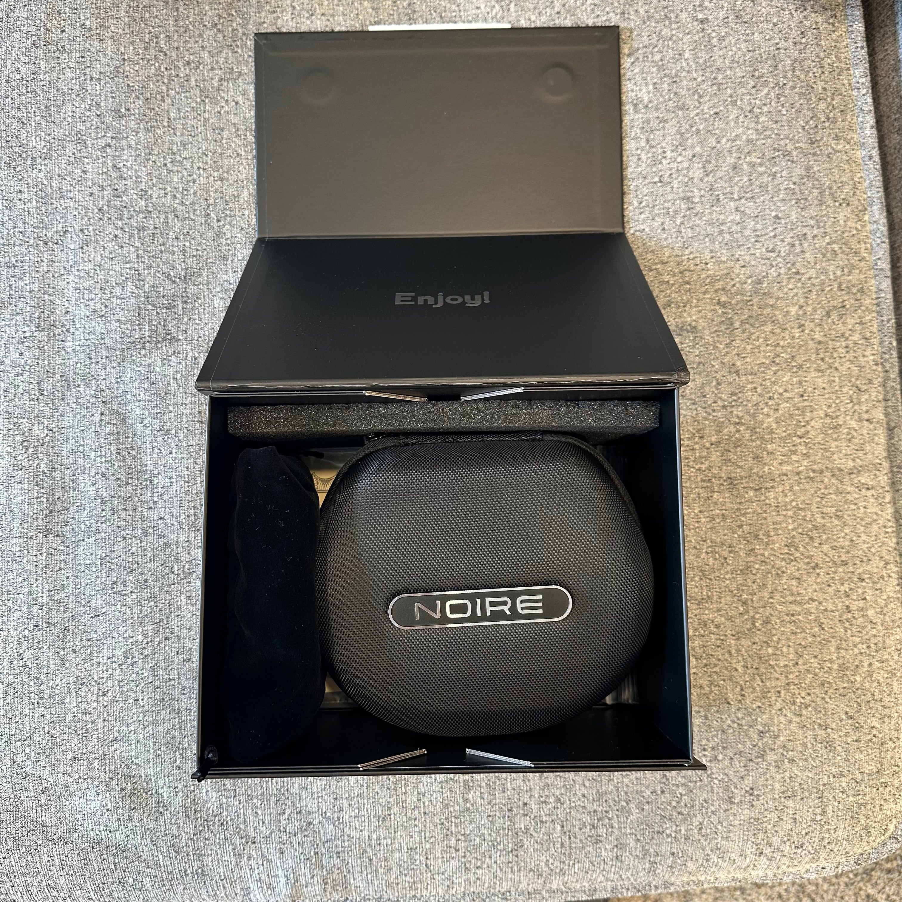 Black case with 'Noire' branding inside an open black box labeled 'Enjoyl'.