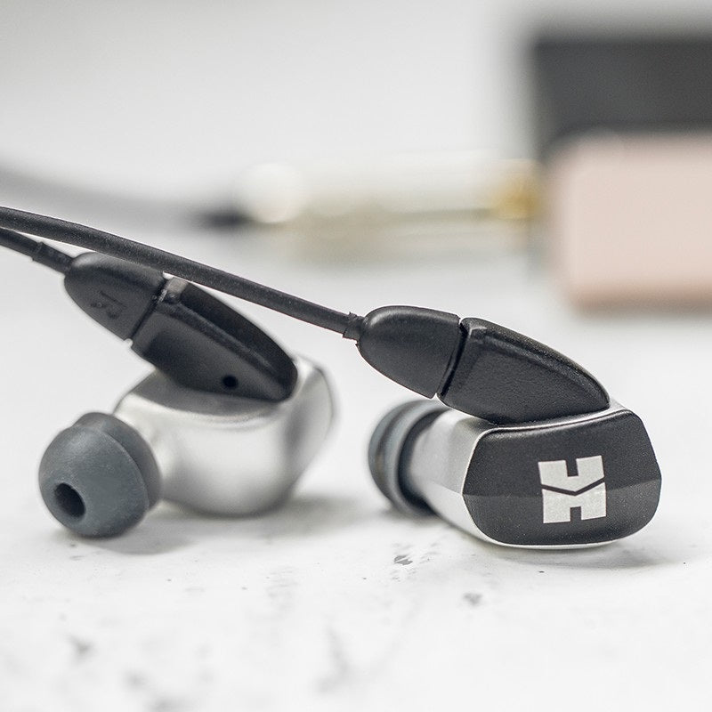 hifiman re2000 pro silver iem front and back view on a marble table