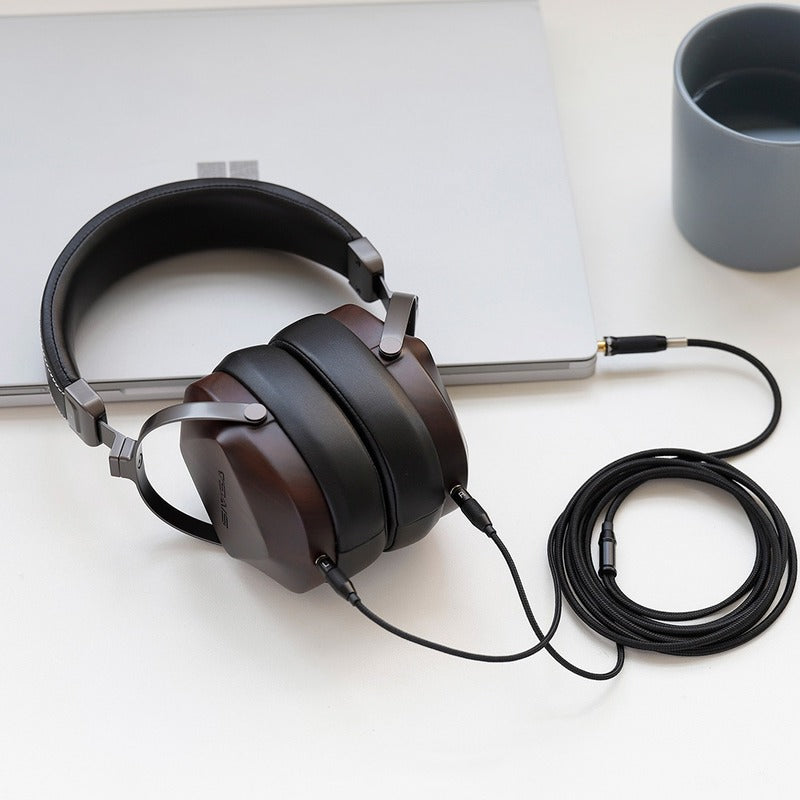 sivga oriole headphone on a table connected to a laptop